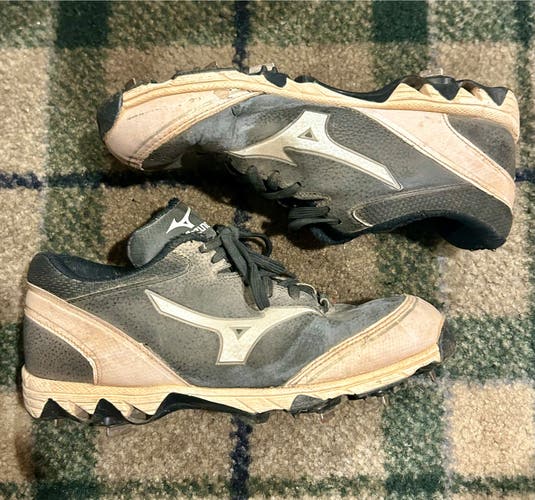 Women's Size M 7.0 (W 8.0) Mizuno Low Top Metal softball cleats (Used) black