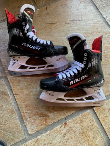 Like New- Bauer Vapor X4 Hockey Skates Regular Width 8.5 (Used)
