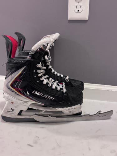 Black/White 2025 Bauer Vapor Flypro Hockey Skates Regular Width Size 5.5 (Used)