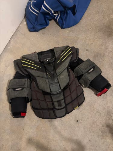 Medium Bauer Hyperlite Goalie Chest Protector (Used)