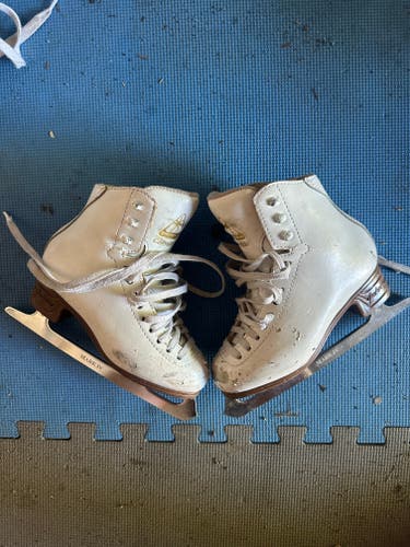 Jackson Ultima JS1990 Classique Figure Skates Junior 1.5