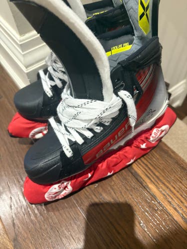 Red 2023 Bauer Vapor Hyperlite 2 Hockey Skates Regular Width Size 6 (New)