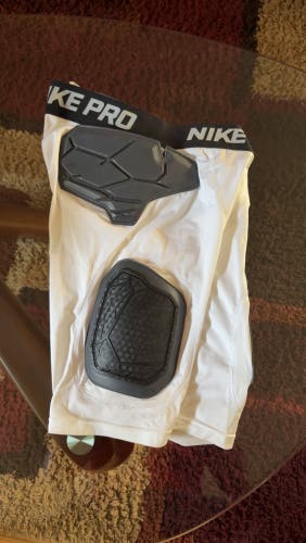 Medium Adult Nike pro hyperstrong (Barely Used)