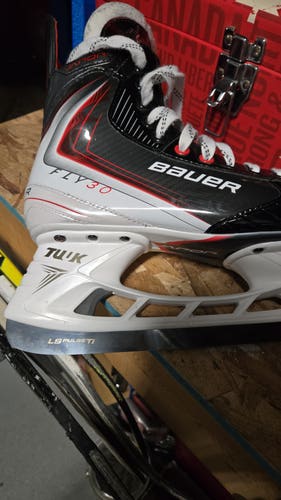 Bauer Vapor Fly30 Hockey Skates Wide Width 7.5 (Used)