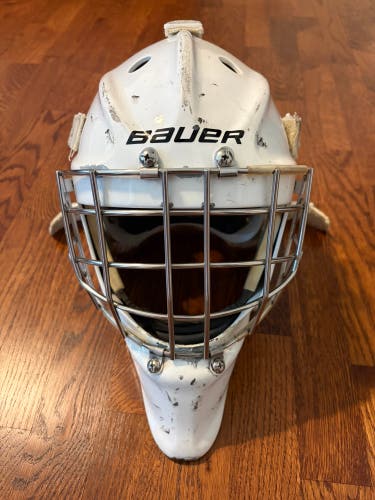 Senior Medium Bauer 950 Goalie Mask (Used)