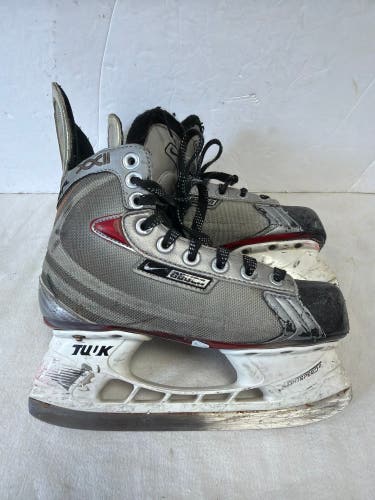 Bauer Vapor XXII Hockey Skates Regular Width Size 2.5 (Used)