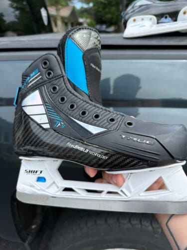 2021 True TF9 Hockey Goalie Skates Size 4 (Used)