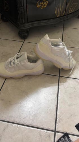 air jordan 11 lows heirless pure platinum