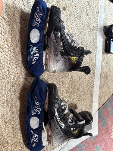 Black 2023 Bauer Vapor Hyperlite 2 Hockey Skates Regular Width Size 5.5 (Used)