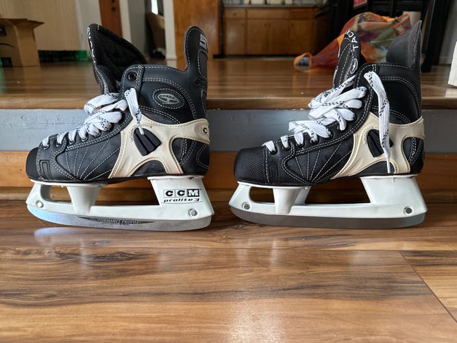CCM 562 Tack Hockey Skates Regular Width 5 D