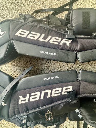 30" Bauer GP XR8 Goalie Leg Pads (Used)