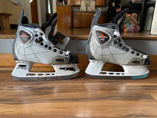 CCM Vector 4.0 Hockey Skates Width 5 E (New)