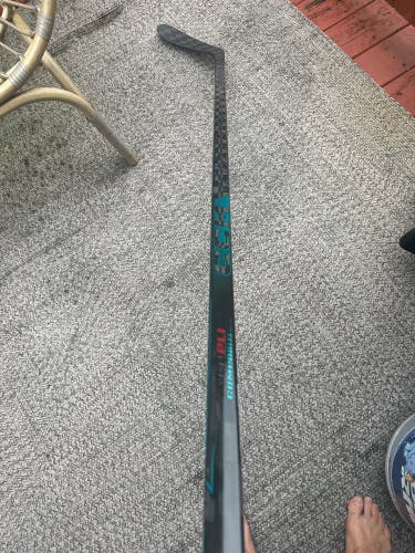 Senior CCM Vizion Left Hand Hockey Stick P28 75 Flex (New)