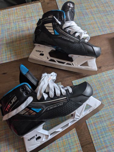 True Catalyst 7x4 Hockey Goalie Skates Regular Width 10.5 (Used)