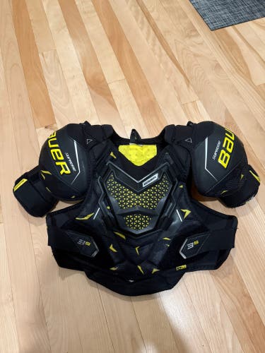 Men's Medium Junior Bauer Supreme 3S Shoulder Pads (Used)