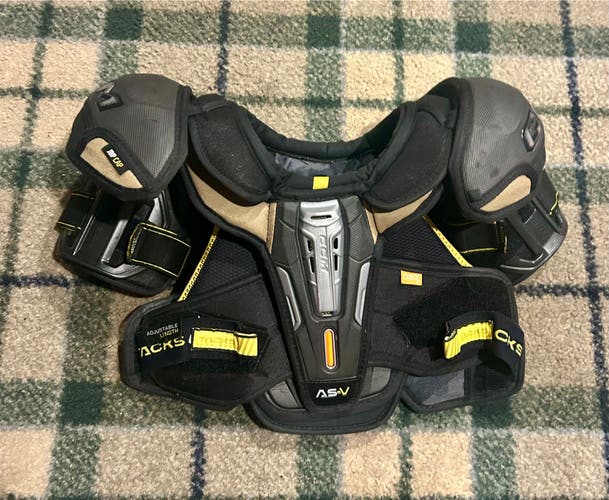 Men's Small Senior CCM Tacks Shoulder Pads (Used)