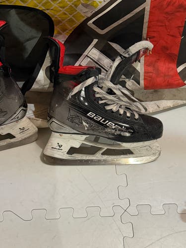2023 Bauer Vapor X5 Pro Hockey Skates Regular Width Size 5 (Used)