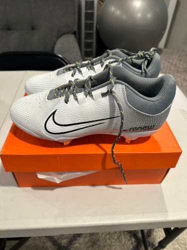 White Women's Size M 7.5 (W 8.5) Nike Low Top Metal (New)