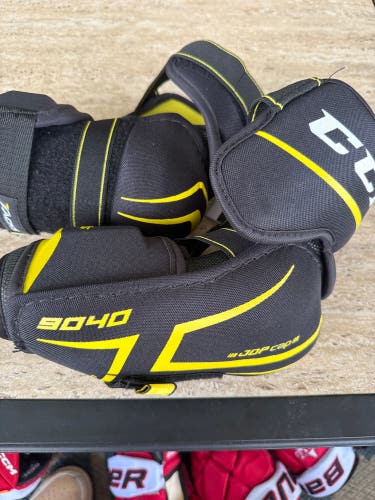 Senior Medium CCM Tacks 9040 Elbow Pads (New)