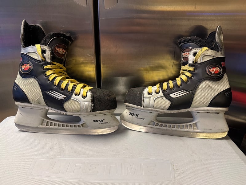 Black/Gray Bauer Vapor Hockey Skates Regular Width Size 6 (Used)