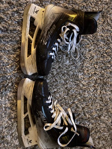 Bauer Vapor Hyperlite 2 Hockey Skates  8.5 (Used)