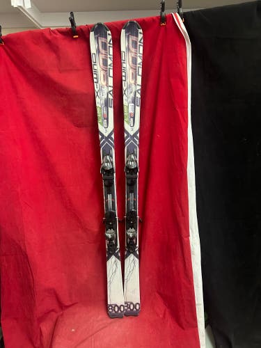Skis: Salomon X-wing all mountain 166cm skis, Bindings: Salomon
Binding range : a lot of 260-370mm