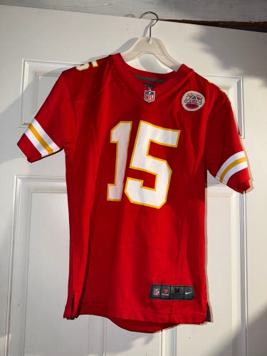 Nike NFL Football Kansas City Chiefs Patrick Mahomes #15 Jersey Youth Size Medium 10-12 Used.