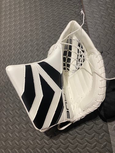 New True Catalyst 9x5 Demo Goalie Glove / Catcher