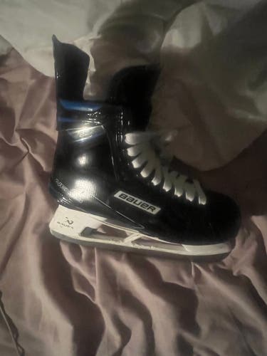 Black 2018 Bauer Nexus 2N Hockey Skates Extra Wide Width 9.5 (Used)