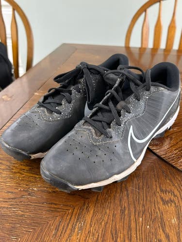 Black Men's Size M 7.0 (W 8.0) Youth Nike Low Top Molded Cleats (Used)