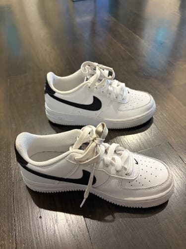 White 4Y (Big Kids / Youth) Youth Nike Air Force 1 Shoes (Used - LIKE NEW