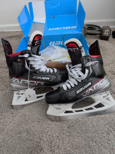 Bauer Vapor 3X Hockey Skates Fit 2 size R-9 L-8.5 (New)