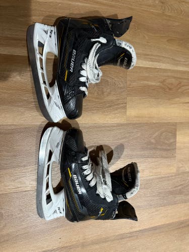 Bauer Supreme M5 Pro Hockey Skates Narrow Width Size 4.5 (Used)