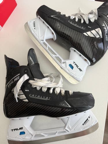 Black 2024 True Catalyst 9x4 Hockey Skates Regular Width 8 (Used)