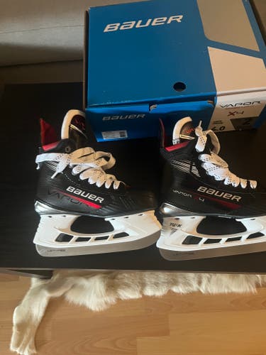 Black 2024 Bauer Vapor 4 Hockey Skates Size 4 (New)