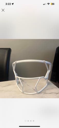White Adult Riddell Axiom
AXIOM W-2EG-SW-HP-S facemask