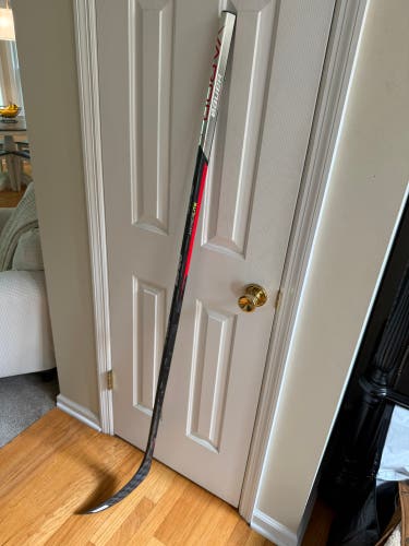 Senior Bauer Vapor Hyperlite Left Hand Hockey Stick P28 77 Flex (Used)
