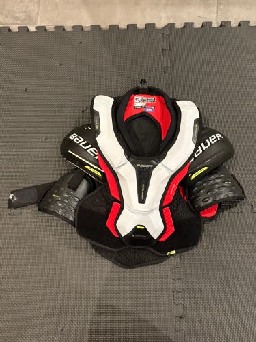Men's Medium Intermediate Bauer Vapor Hyperlite Shoulder Pads (Used)
