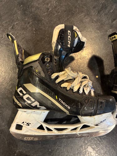 2022 CCM AS-V Hockey Skates Extra Wide Width 9 (Used)