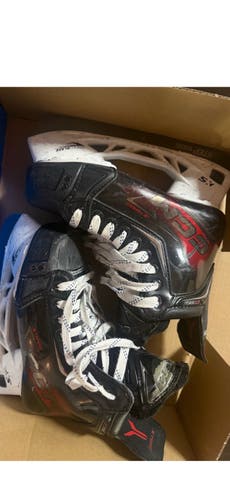 2025 CCM JetSpeed FT890 Hockey Skates Size 3 (Used)