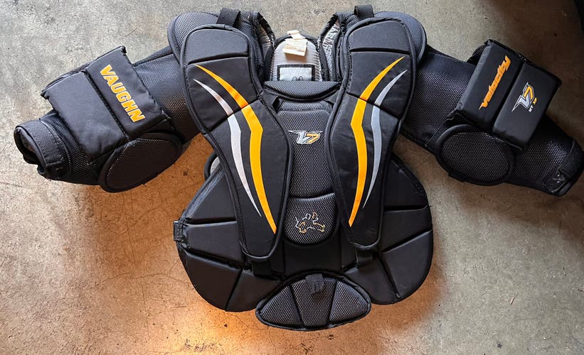 Medium Vaughn Velocity V7 Goalie Chest Protector (Used)
