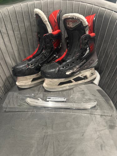 2023 Bauer Vapor X5 Pro Hockey Skates Size 2.5 (Used)