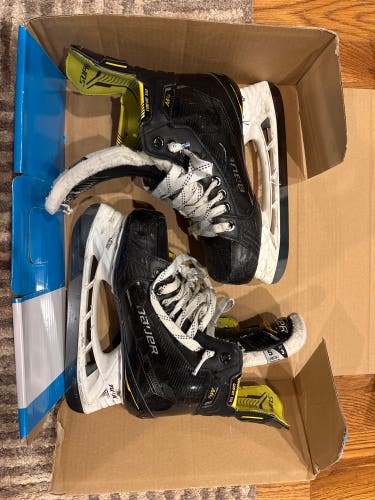 Black/Yellow 2022 Bauer Supreme M4 Hockey Skates Wide Width Size 5 (Used)