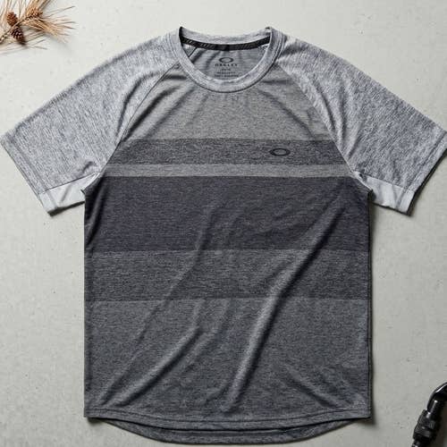 Oakley Men's XL Striped Performance T-Shirt Athletic Activewear Gym Running