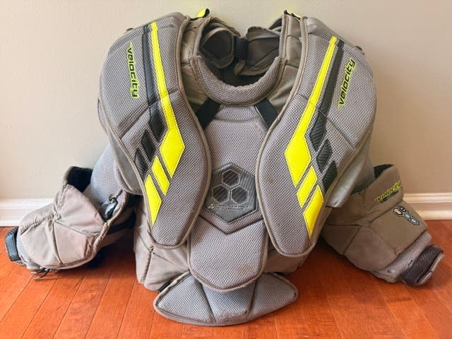 Used Medium Vaughn V8 Pro Carbon Goalie Chest Protector