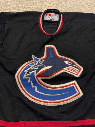 Blue Large/Extra Large Boys CCM Jersey (Used)