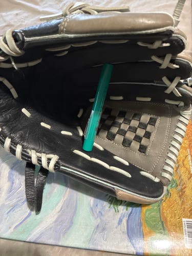 NWT Lousville Slugger TPS Helix Glove