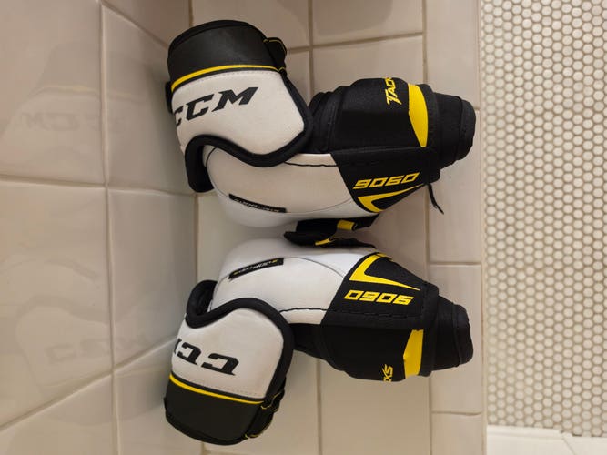 Senior Extra Large CCM Tacks 9060 Elbow Pads (Used)