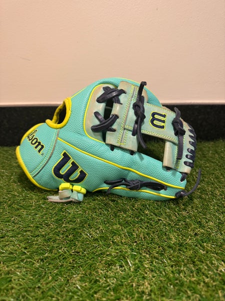 2024 Wilson A2000 DP15 RH Infield Baseball Glove 11.5" (Used)