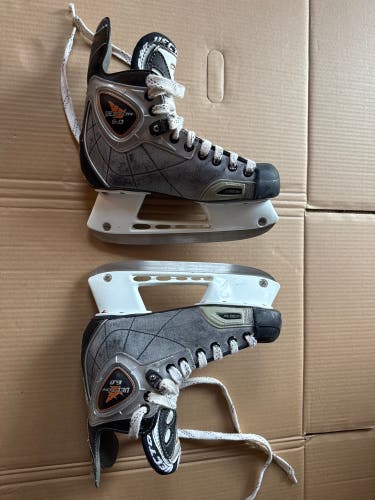 2004 CCM Vector 6.0 Hockey Skates Regular Width Size 4 (Used)